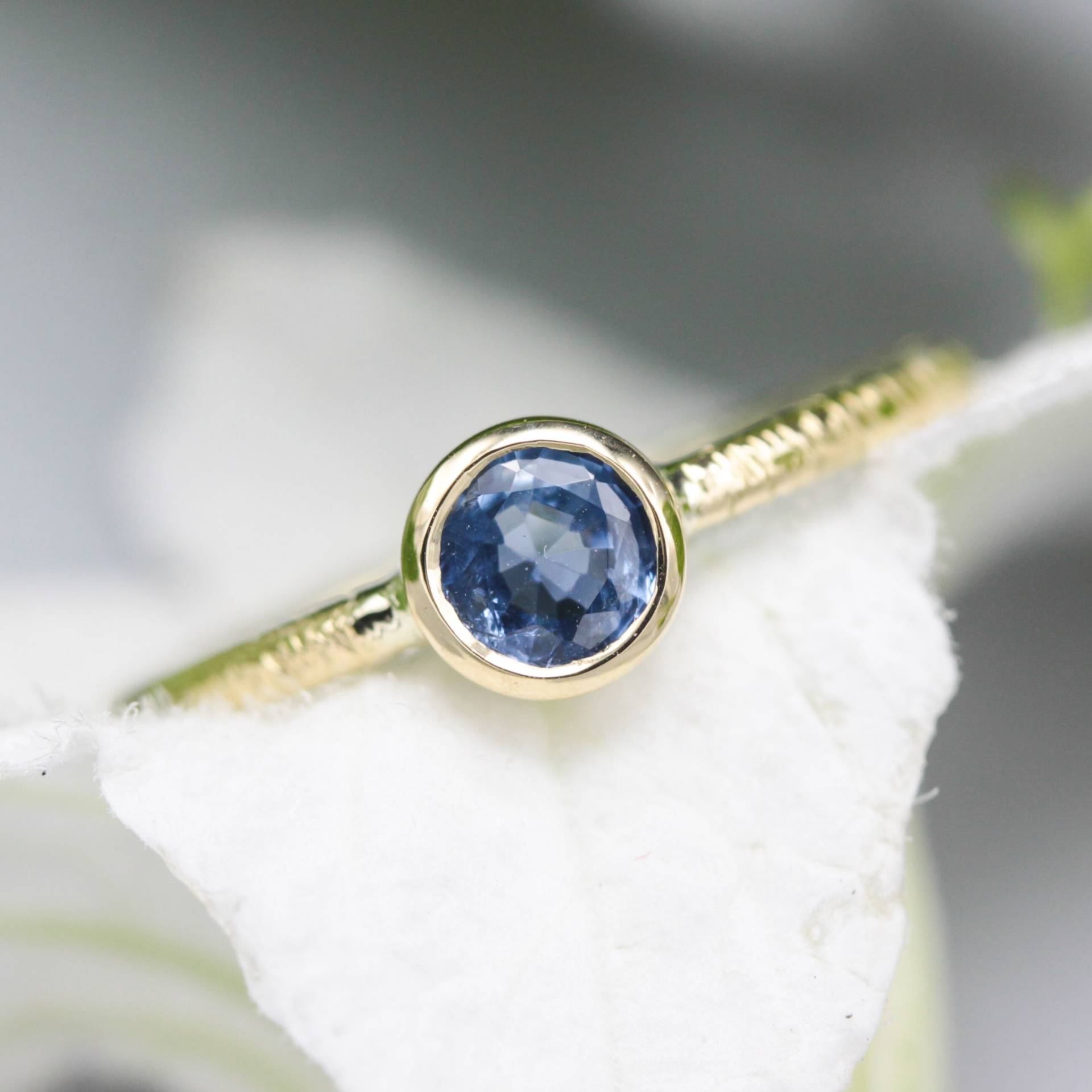 Runder Blauer Saphirring in Zargenfassungen Mit 18K Goldtexturband von MetalStudioJewelry