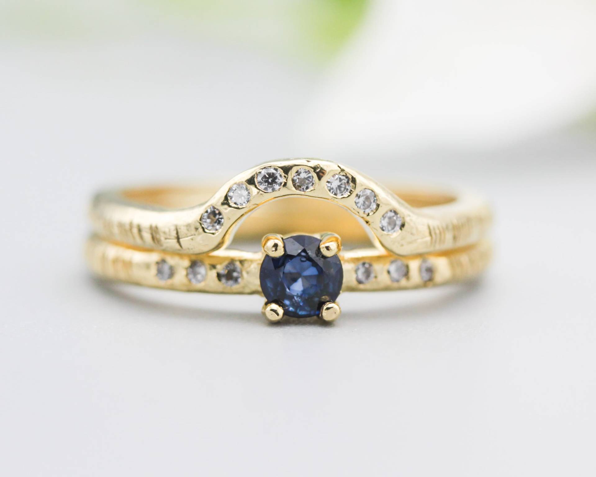 Set Mit 2 Runden Facettierten Blauen Saphir Ring Winzigen Diamanten Auf 14K Goldband Goldbandring 7 in Der Mitte von MetalStudioJewelry