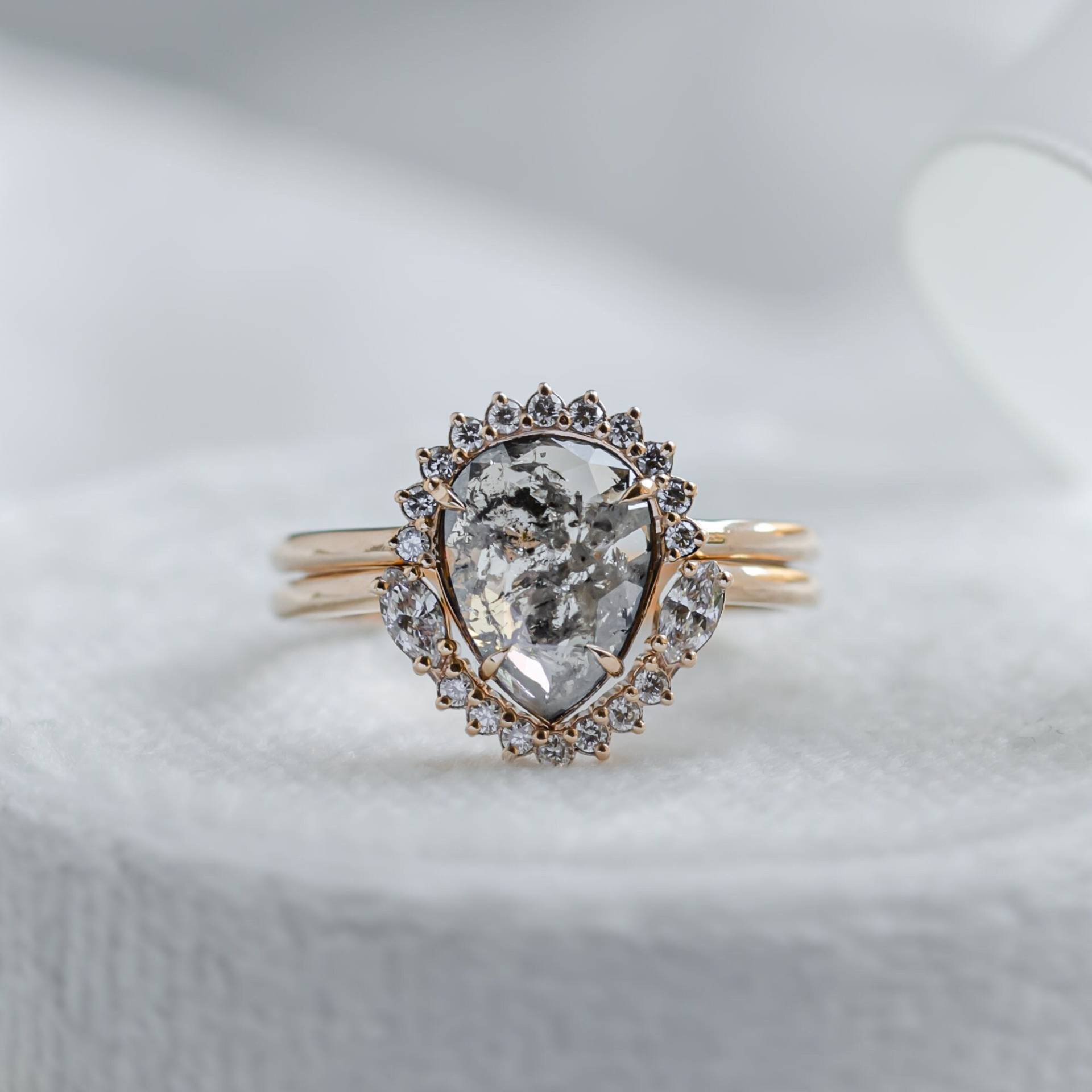 Birnen Verlobungsring Set, Einzigartiger Brautring Set Mit Birne Salz & Pfeffer Diamant von MialisJewelryStore