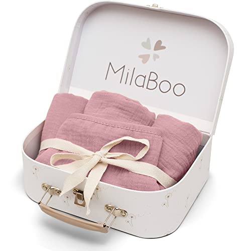 Milaboo® 4er Set Lätzchen Baby Geschenk zur Geburt I 100% Bio-Baumwolle GOTS-zertifiziert I Lätzchen - Handtuch - Spucktuch - Dreieckstuch mit Spielkoffer FSC (Geschenkset Beere) von Milaboo