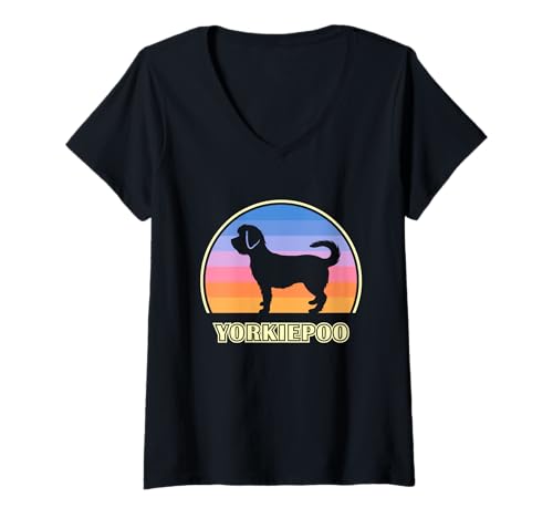 Damen Yorkiepoo Vintage-Hund bei Sonnenuntergang T-Shirt mit V-Ausschnitt Damen Yorkiepoo Vintage-Hund bei Sonnenuntergang T-Shirt mit V-Ausschnitt von Miller Sye