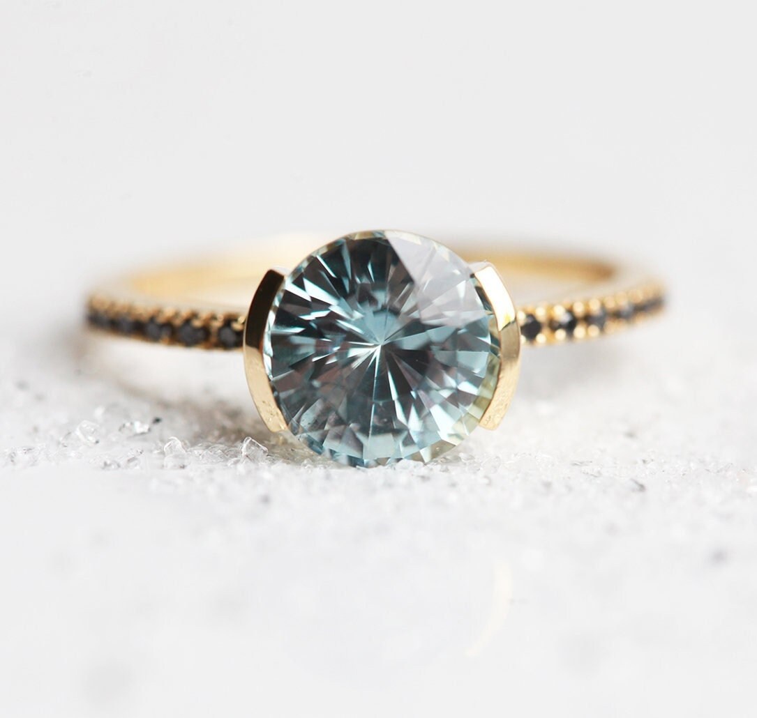 3Ct Pastell Saphir Ring, Blauer Verlobungsring, Moderner Ring Ebnen Diamant Band von MinimalVS