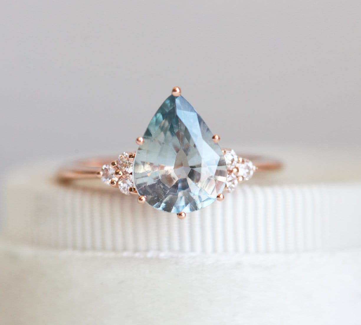 Aqua Blauer Saphir Ring, Birnen Verlobungsring, Diamant Ring von MinimalVS