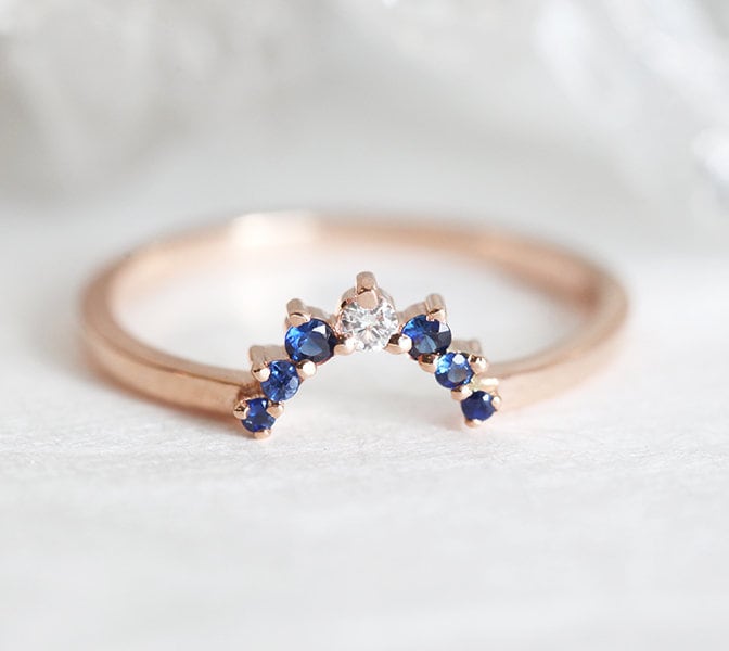 Blauer Saphir Hochzeitsband, Passender Diamant Ring Geschwungener Ehering Mit Blauen Saphiren von MinimalVS