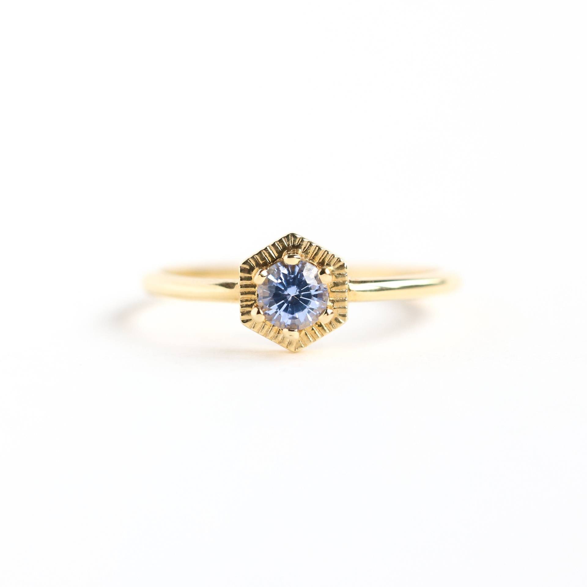 Blauer Shade Saphir Ring, Einfacher Hexagon Solitär, September Birthstone Ring in 14K Oder 18K Solid Gold von MinimalVS