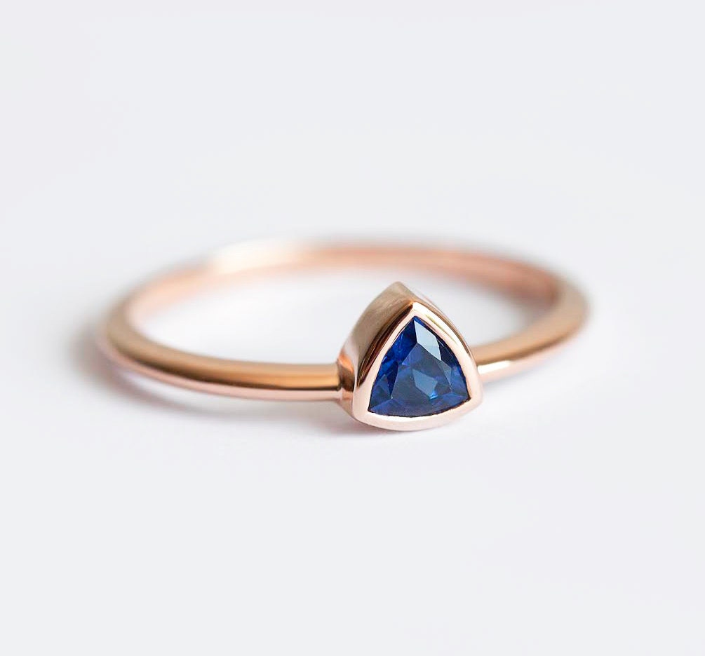 Blauer Saphir Ring, Versandfertig in 14K Weißgold von MinimalVS