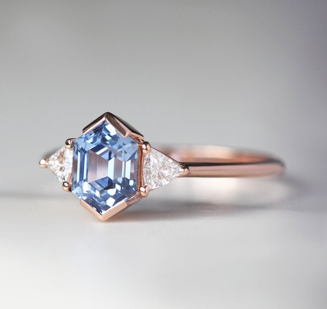 Blauer Sechseck Saphir Ring, Verlobungsring, Drei Stein Ring Mit Dreieck Seitlichen Diamanten, Diamant von MinimalVS