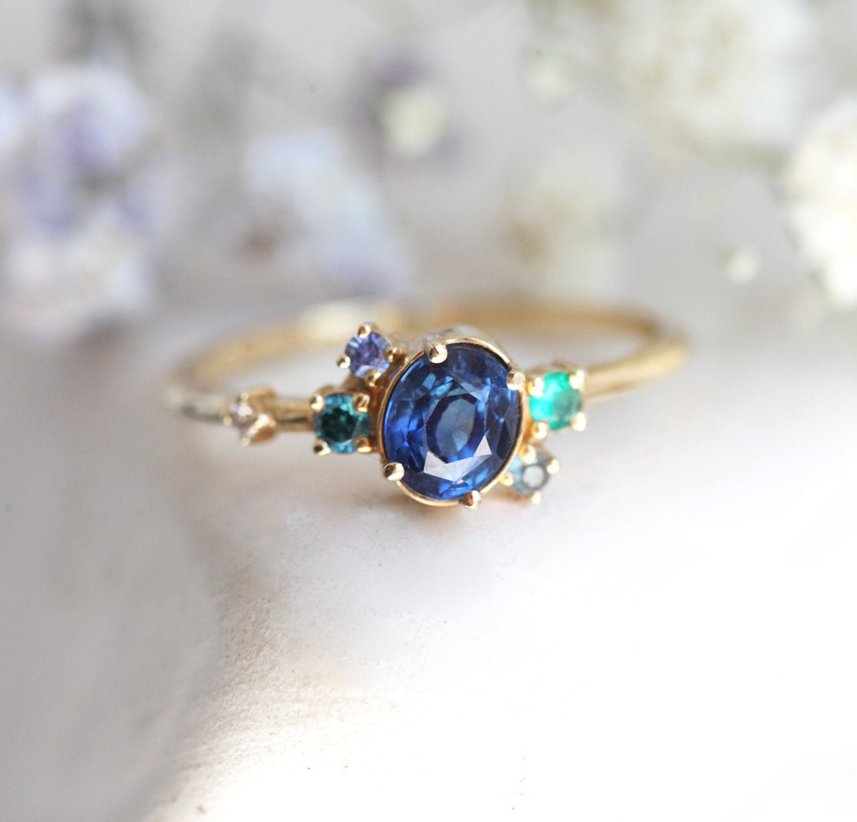 Einzigartiger Verlobungsring, Blauer Saphir Cluster Ring, Zarter Verlobungsring Mit Diamanten Und Smaragden von MinimalVS