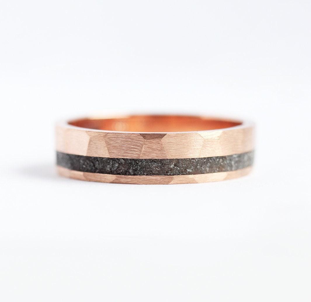 Gehämmertes Inlay Herrenband, Schwarzes Spinell Herrenband Rosegold, Inlayring von MinimalVS