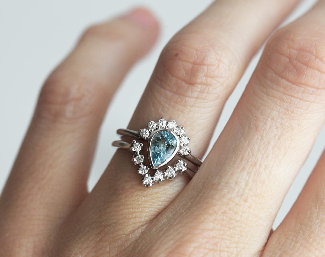 Halo Aquamarin Verlobungsring Mit V Diamant Band, Blauer Ring, März Hochzeit Set von MinimalVS