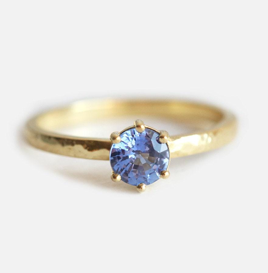 Kornblumen Blauer Saphir Ring, Solitär Verlobungsring von MinimalVS