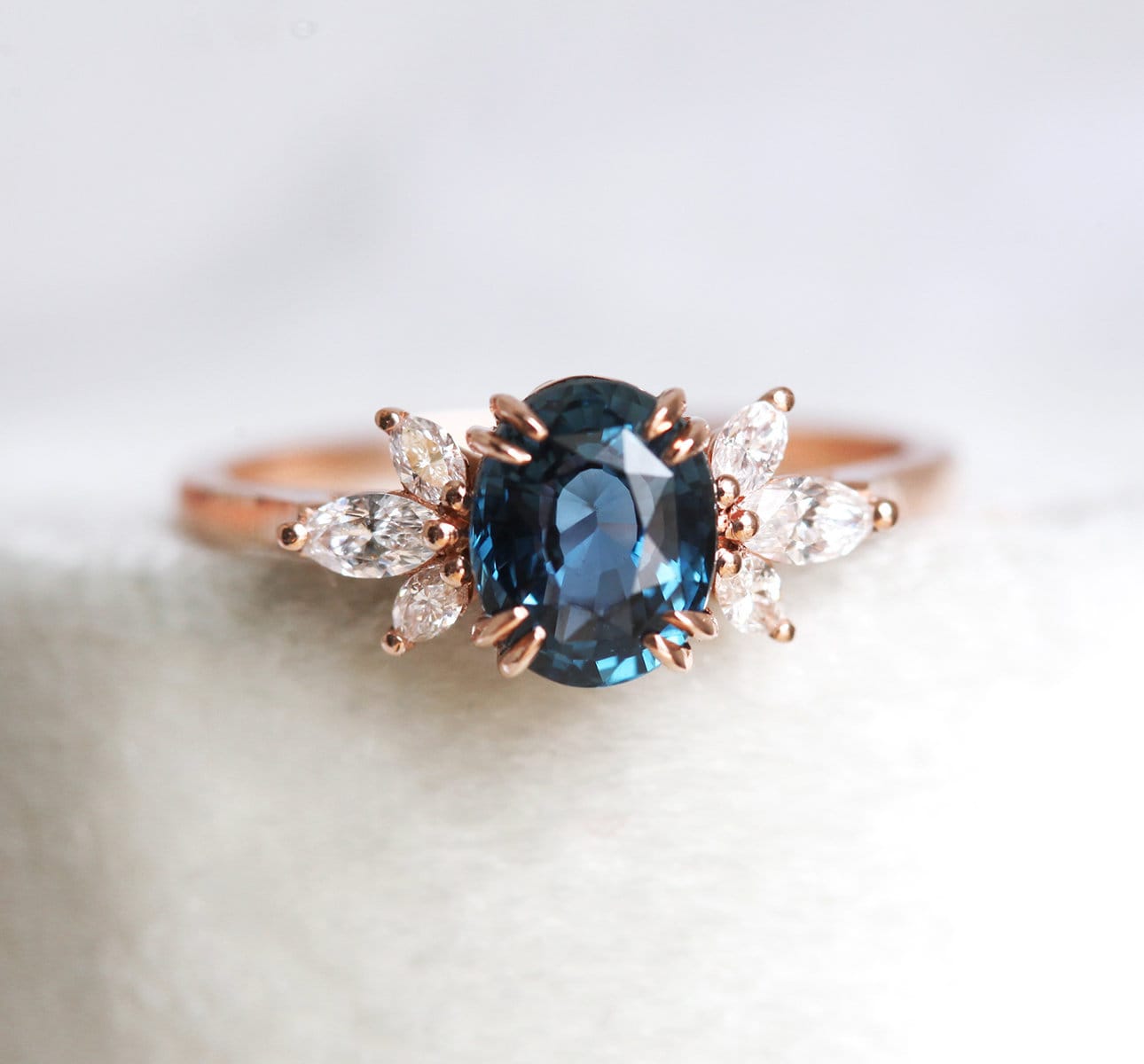 Ovaler Blauer Saphir Diamant Ring, Verlobungsring Mit Seitlichen Diamanten, Oval Geschliffener Ring von MinimalVS