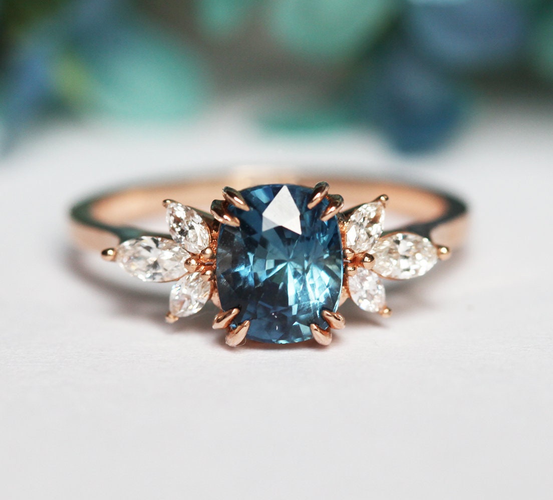 Saphir Verlobungsring, Blauer Ring, Seitlicher Diamant Kissenschliff Blumen Ring von MinimalVS