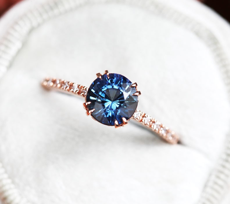 Tiefblauer Saphir Verlobungsring, Blauer Ring Solitär, Solitär Mit Pave Diamant Band von MinimalVS