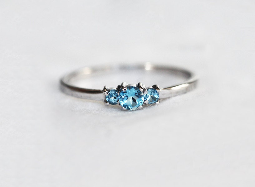 Zierlicher Blautopas Ring, Schweizer Drei Stein Verlobungsring Mit Oder Weißem Diamant von MinimalVS