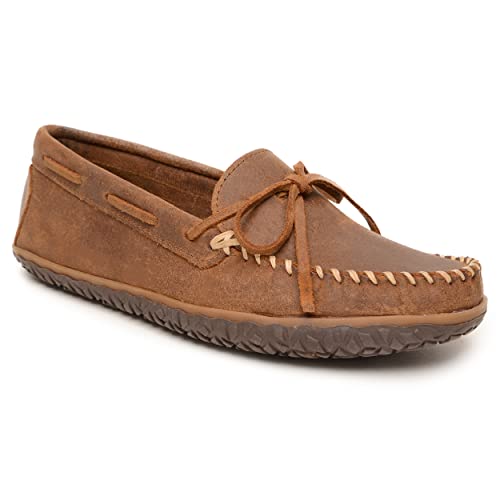 Minnetonka Herren Tarik - Wildleder Mokassins für Herren - Wasserabweisende Indoor Outdoor Hausschuhe mit MinnTREAD Gummisohle, Brauner Rüschen, 11 US von Minnetonka