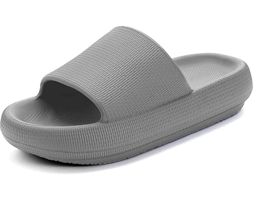 Misolin Badeschuhe Damen Herren Original Hausschuhe Cozislides Wolke Schlappen Super Weich Rutschfest Badelatschen Sommer Pantoletten Cozy Cloudyzzz Slides Indoor/Outdoor,Grau 44/45 EU Misolin Badeschuhe Damen Herren Original Hausschuhe Cozislides Wolke Schlappen Super Weich Rutschfest Badelatschen Sommer Pantoletten Cozy Cloudyzzz Slides Indoor/Outdoor,Grau 44/45 EU von Misolin