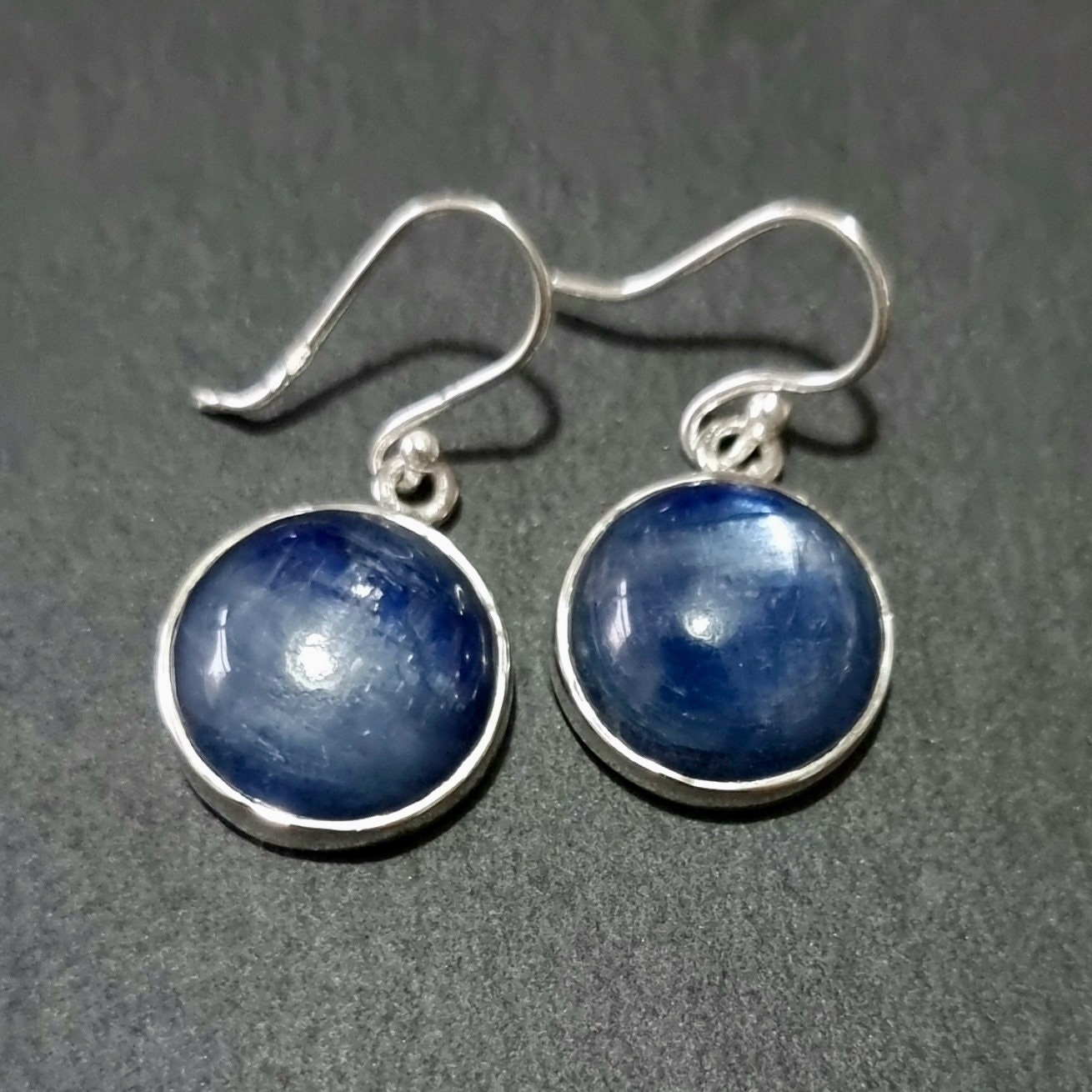 Blaue Kyanit Ohrringe, 14mm Rund 925 Sterling Silber Denim Blau Edelstein, Hochzeitsschmuck, Himalaya Neblende Edelsteine, Ke1 von MistryGems