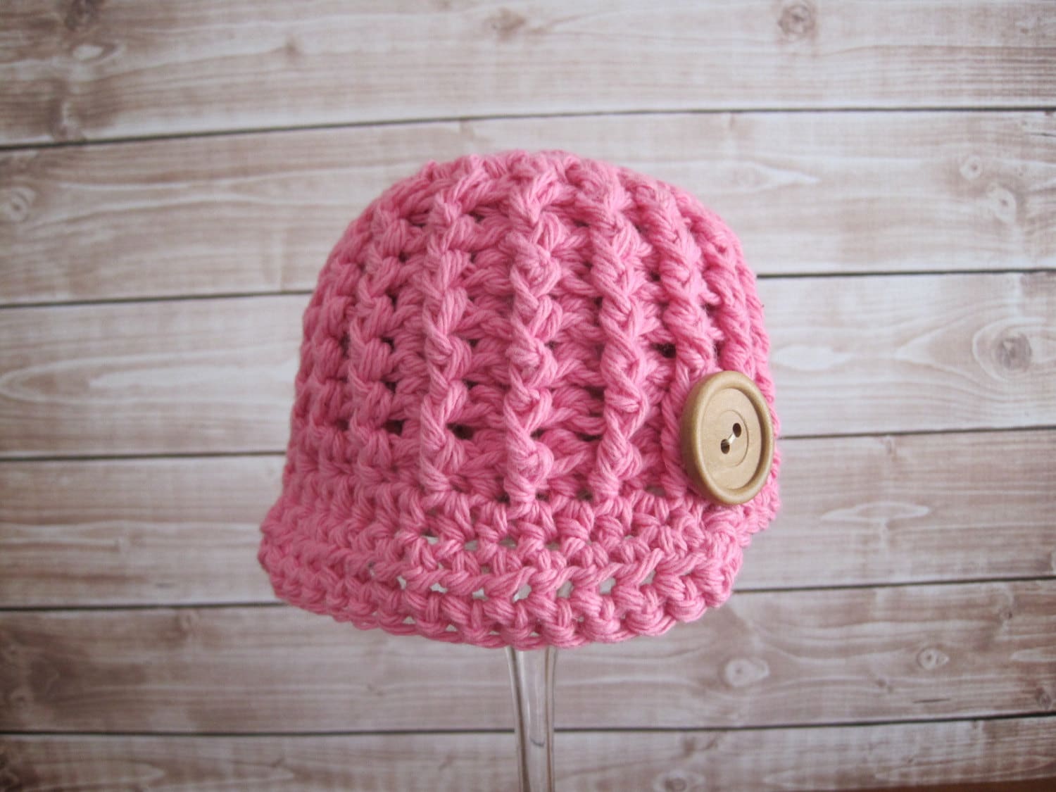 Gehäkelte Babymütze, Neugeborene Mädchen Hut, Baumwolle Sommer Rosa Kleinkind Mütze, Baby Beanie Mit Holzknopf von Monarchdancer