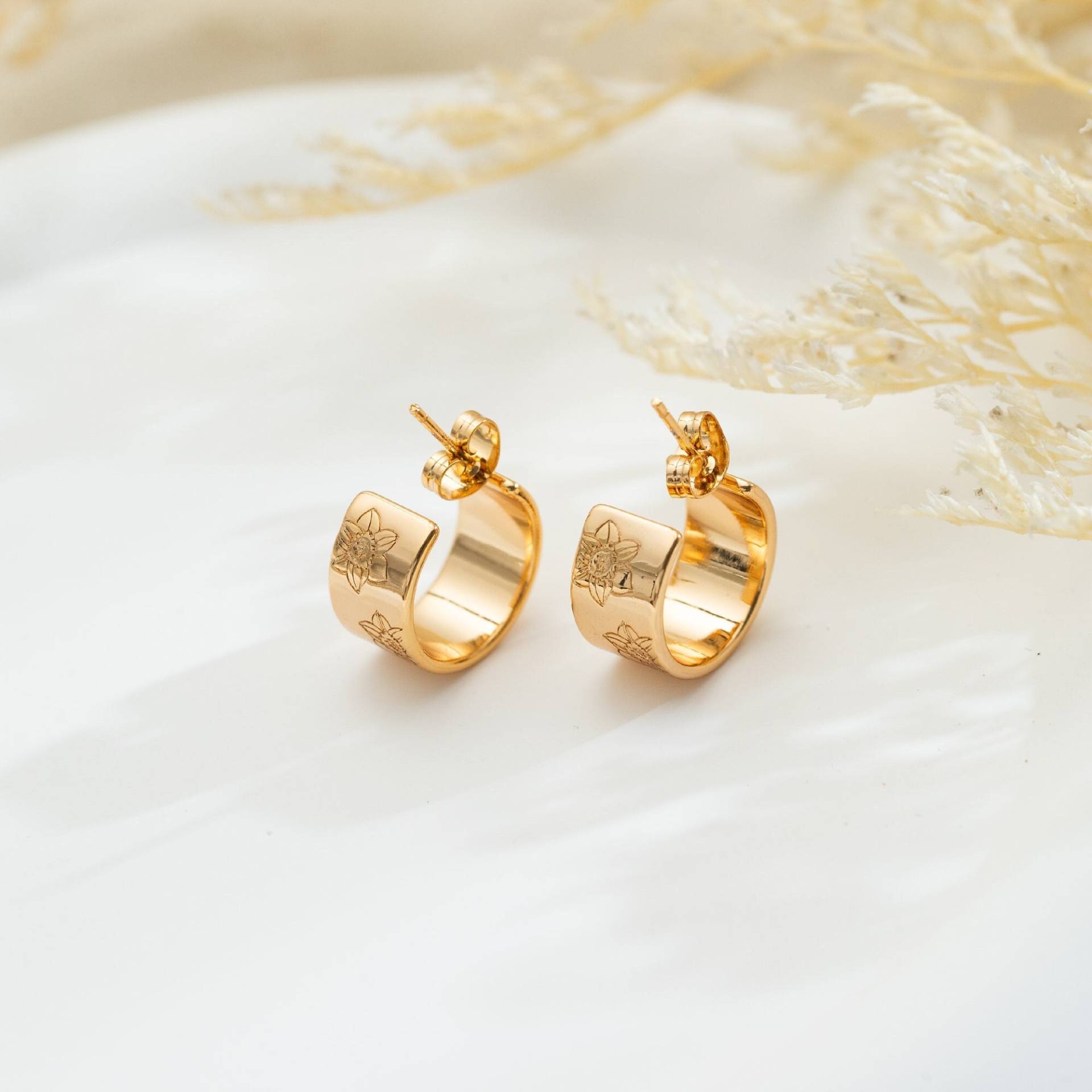 Engraved Birth Flower Earrings, 18K Gold Plated Open Hoop Earrings For Women, Birthday Gift Her, Christmas Grandma Engraved Birth Flower Earrings, 18K Gold Plated Open Hoop Earrings For Women, Birthday Gift Her, Christmas Grandma von MuwatiUK