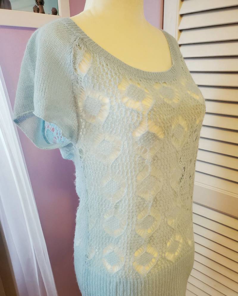 Schöne Zarte Leichte Frühling Sommer Hand Gestrickt Openwork Pullover in Hellblau Reglan Kurzarm Für Frauen Bereit Zu Versenden von NafanyaCrafts