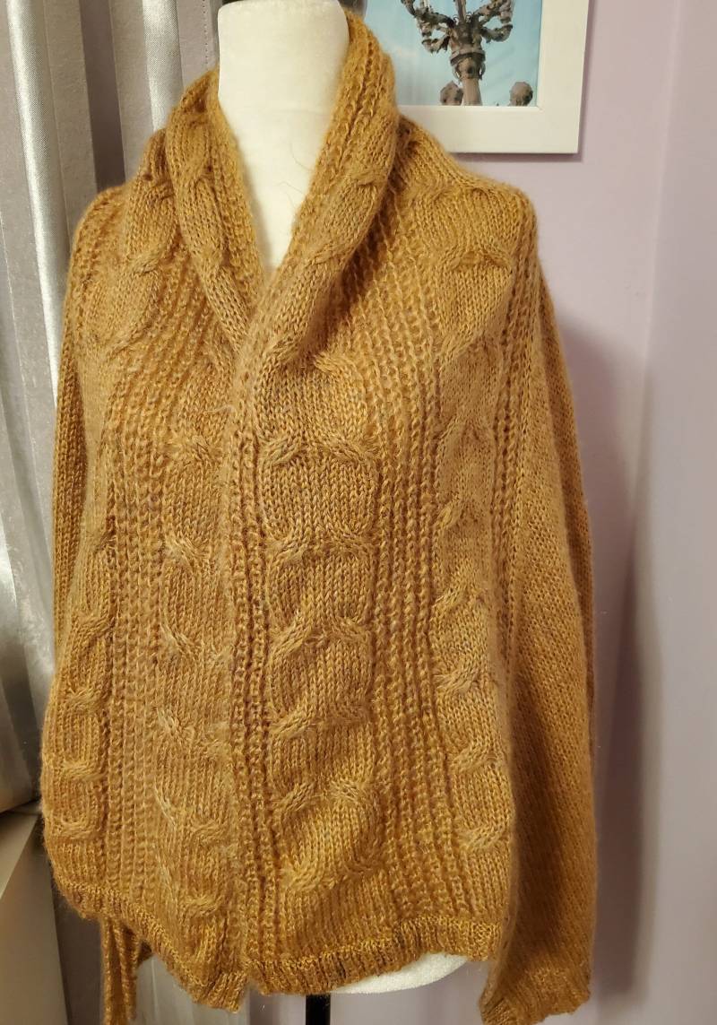 Vielseitige Warme Handgestrickte Strickjacke in Terracotta Farbe Für Frauen Mit Krawatten Mohair Blend Versandfertig von NafanyaCrafts