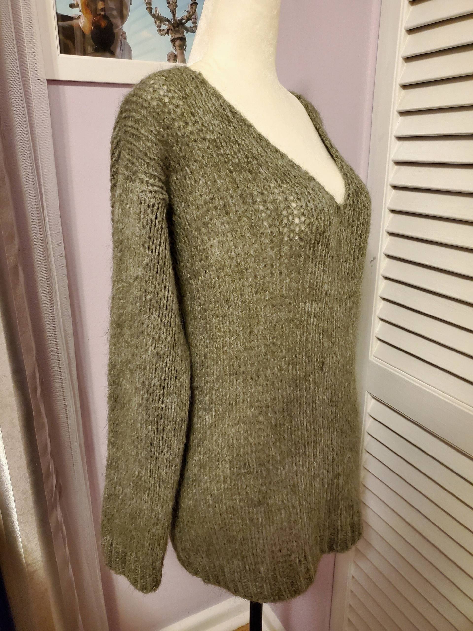 Weicher Warmer Mohair Blend Handgestickter Pullover Für Frauen in Moosgrün Versandfertig von NafanyaCrafts