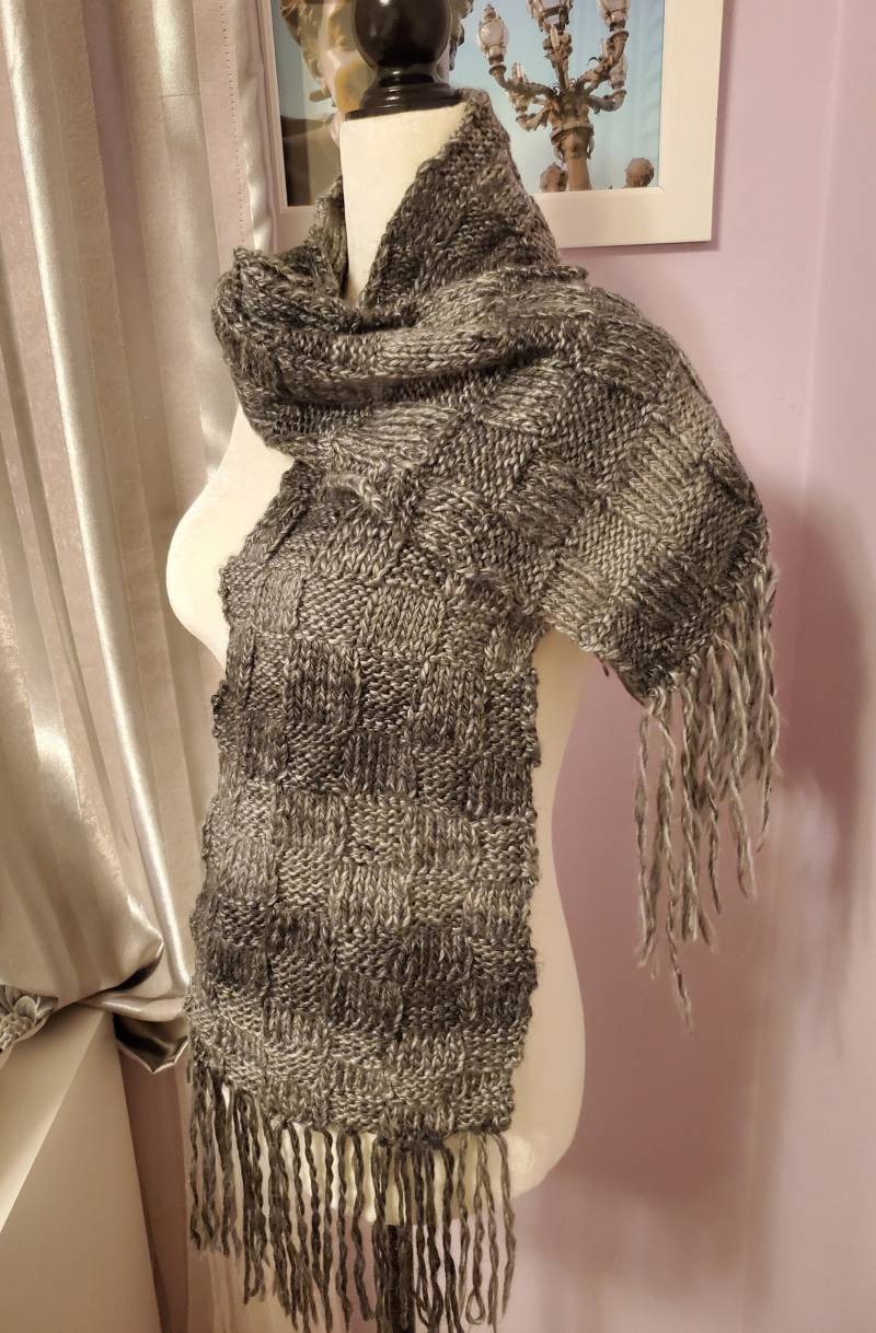 Wunderschöner Hand Gestrickter Schal Für Männer Damen Ombre Grau Bis Dunkelgrau Farben Wollmischung Versandfertig von NafanyaCrafts