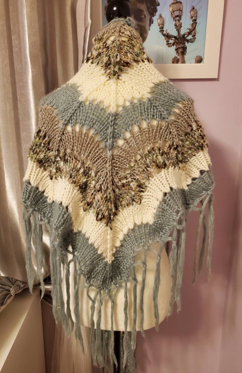 Wunderschöner Handgestrickter Mehrfarbiger Schal Wickelschal Mit Lurex Und Quaste Dekor Für Frauen Versandfertig von NafanyaCrafts