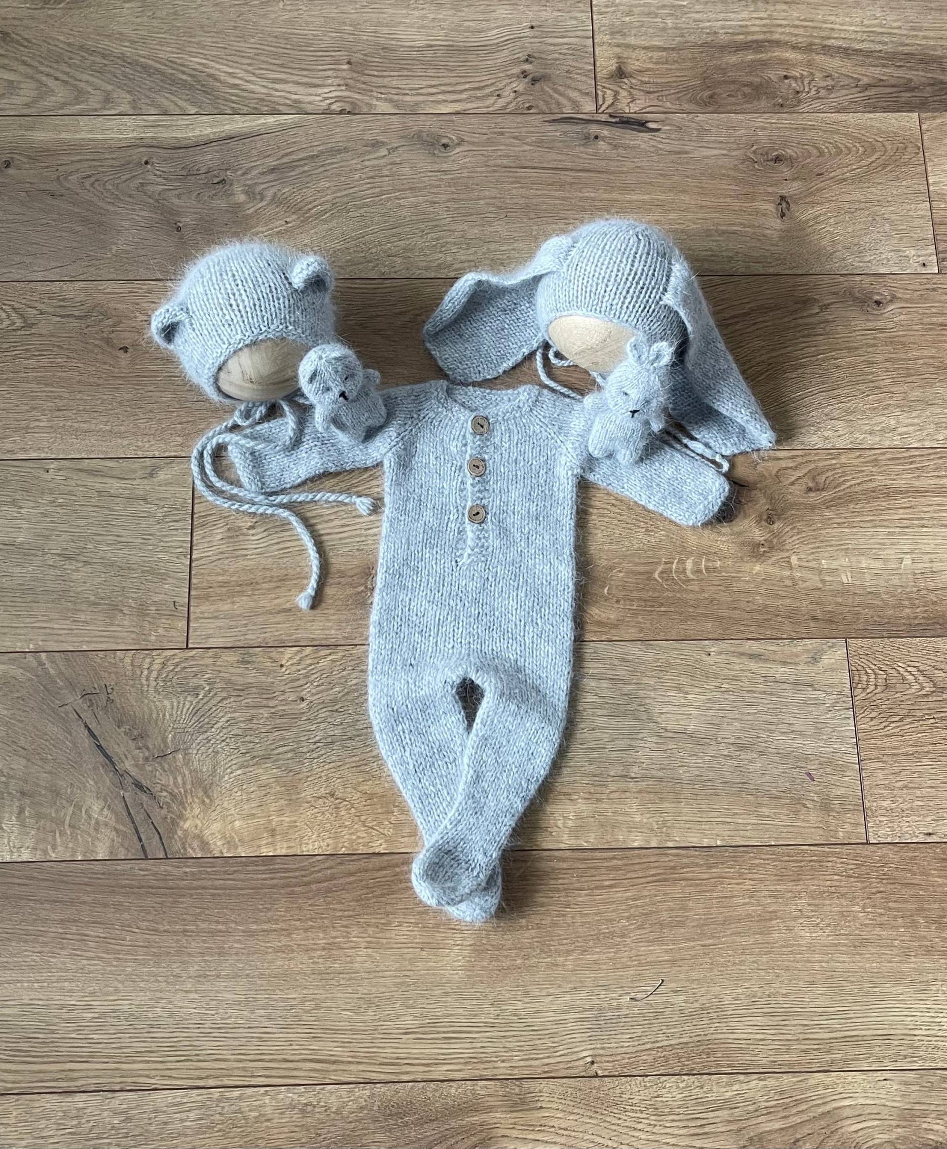 Gestrickter Babyspielanzug Für Neugeborene, Bärenmütze, Neugeborenen-Hasenmütze, Kleiner Spielzeugbär, Gefülltes Gestricktes Tier, Baby Lovey von Natashaspropstudio