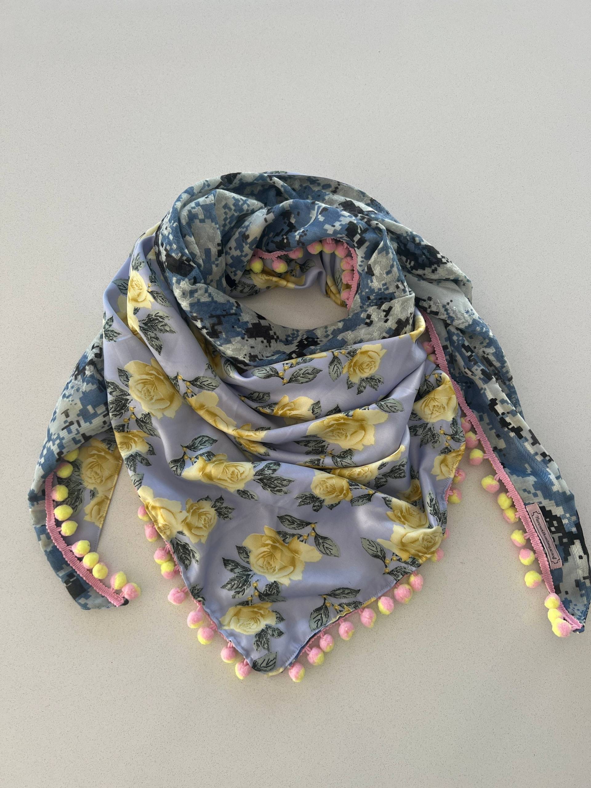 Dreieckstuch Für Damen/Camo-Tuch Mit Rosenprint Und Pompoms von Neverwithoutmyscarf