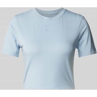 Nike Cropped T-Shirt mit Label-Stitching in Hellblau, Größe L von Nike