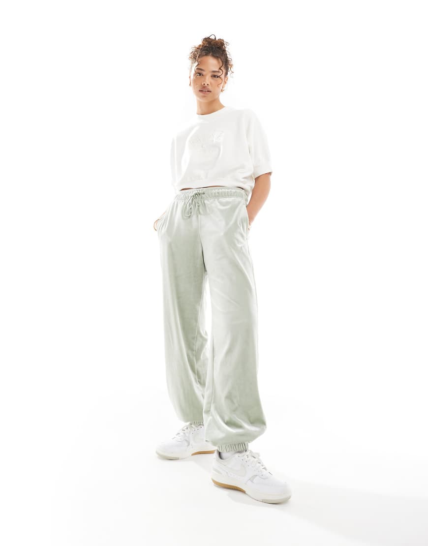 Nike - Dance - Jogginghose aus Samt in Grün Nike - Dance - Jogginghose aus Samt in Grün von Nike