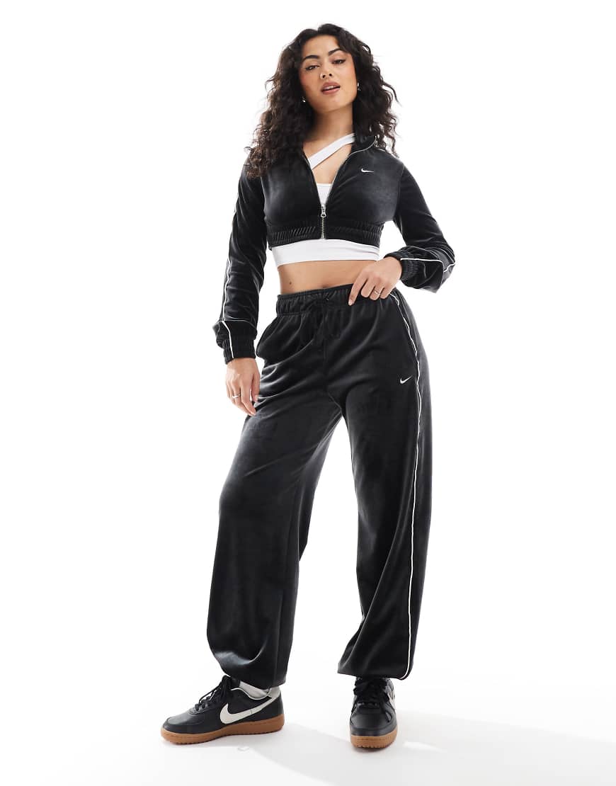 Nike - Dance - Jogginghose aus Samt in Schwarz Nike - Dance - Jogginghose aus Samt in Schwarz von Nike