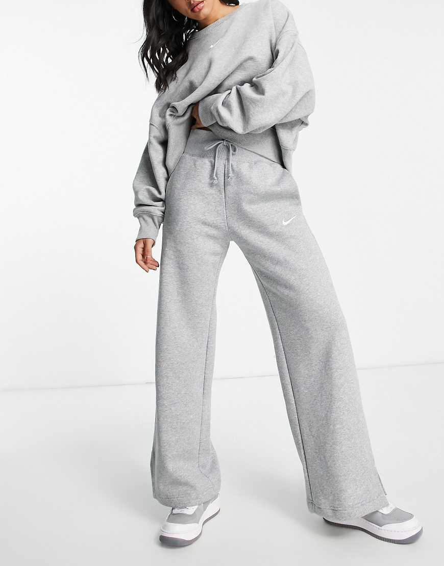 Nike - Phoenix Fleece - Jogginghose in Grau mit weitem Bein und hohem Bund Nike - Phoenix Fleece - Jogginghose in Grau mit weitem Bein und hohem Bund von Nike