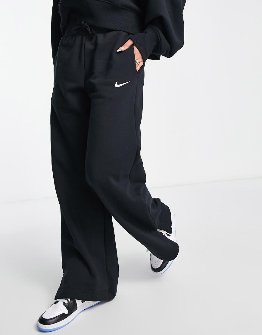 Nike - Phoenix Fleece - Jogginghose in Schwarz mit hohem Bund und weitem Bein Nike - Phoenix Fleece - Jogginghose in Schwarz mit hohem Bund und weitem Bein von Nike