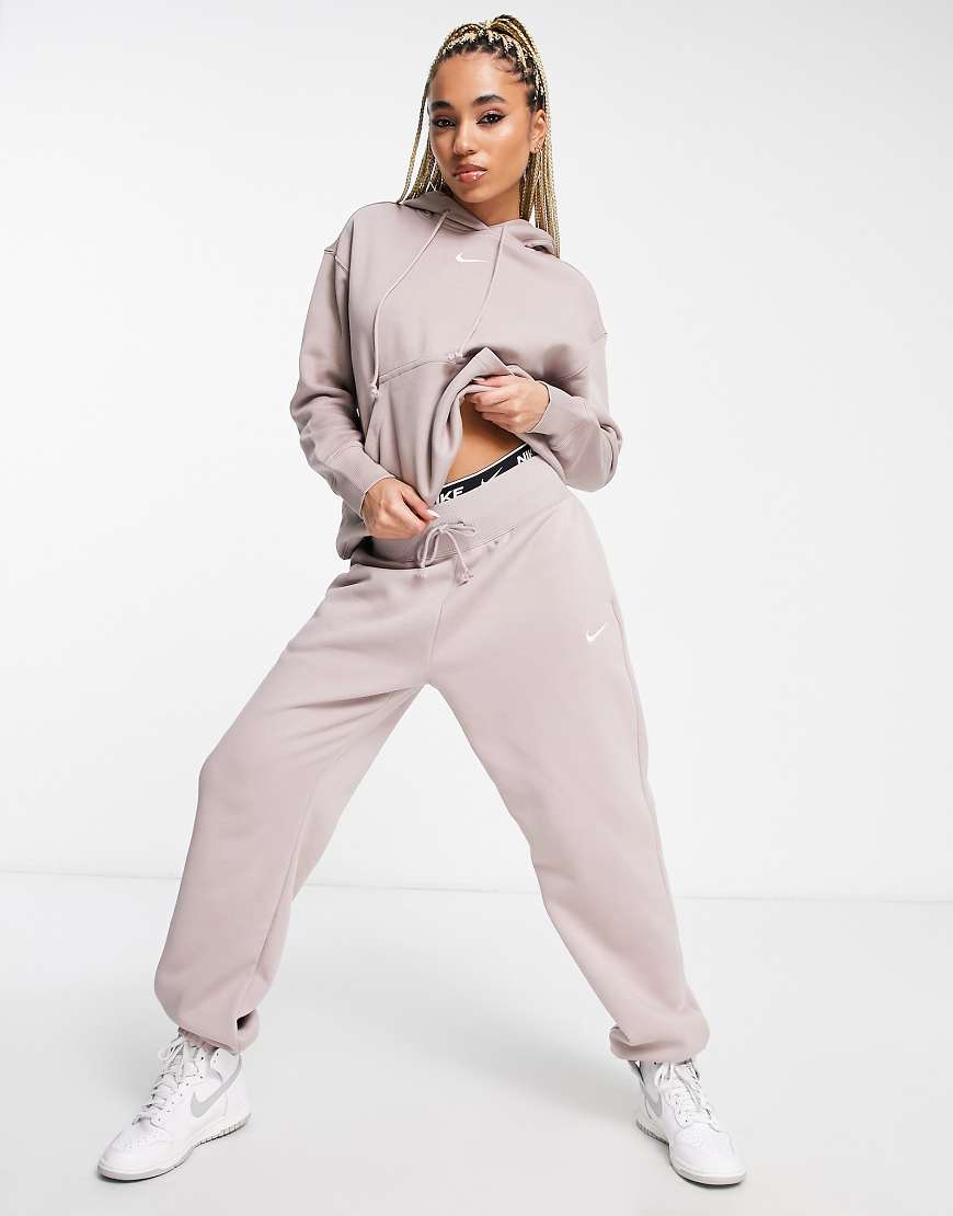 Nike - Phoenix Fleece - Oversize-Jogginghose in Taupe-Grau Nike - Phoenix Fleece - Oversize-Jogginghose in Taupe-Grau von Nike