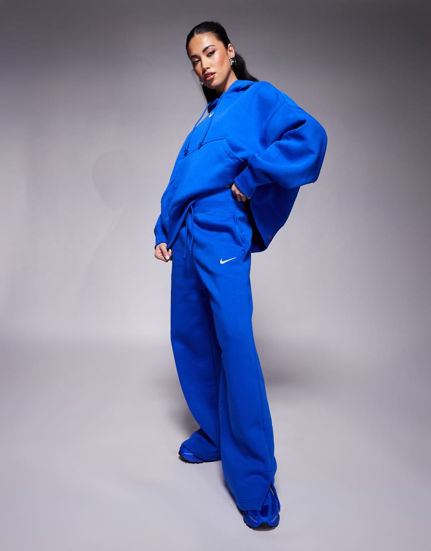 Nike - Phoenix Fleece - Jogginghose in Blau mit weitem Bein und hohem Bund Nike - Phoenix Fleece - Jogginghose in Blau mit weitem Bein und hohem Bund von Nike