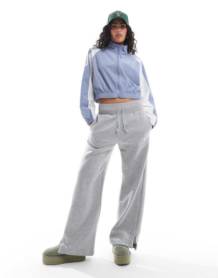 Nike - Phoenix Fleece - Jogginghose in Grau mit weitem Bein und hohem Bund Nike - Phoenix Fleece - Jogginghose in Grau mit weitem Bein und hohem Bund von Nike