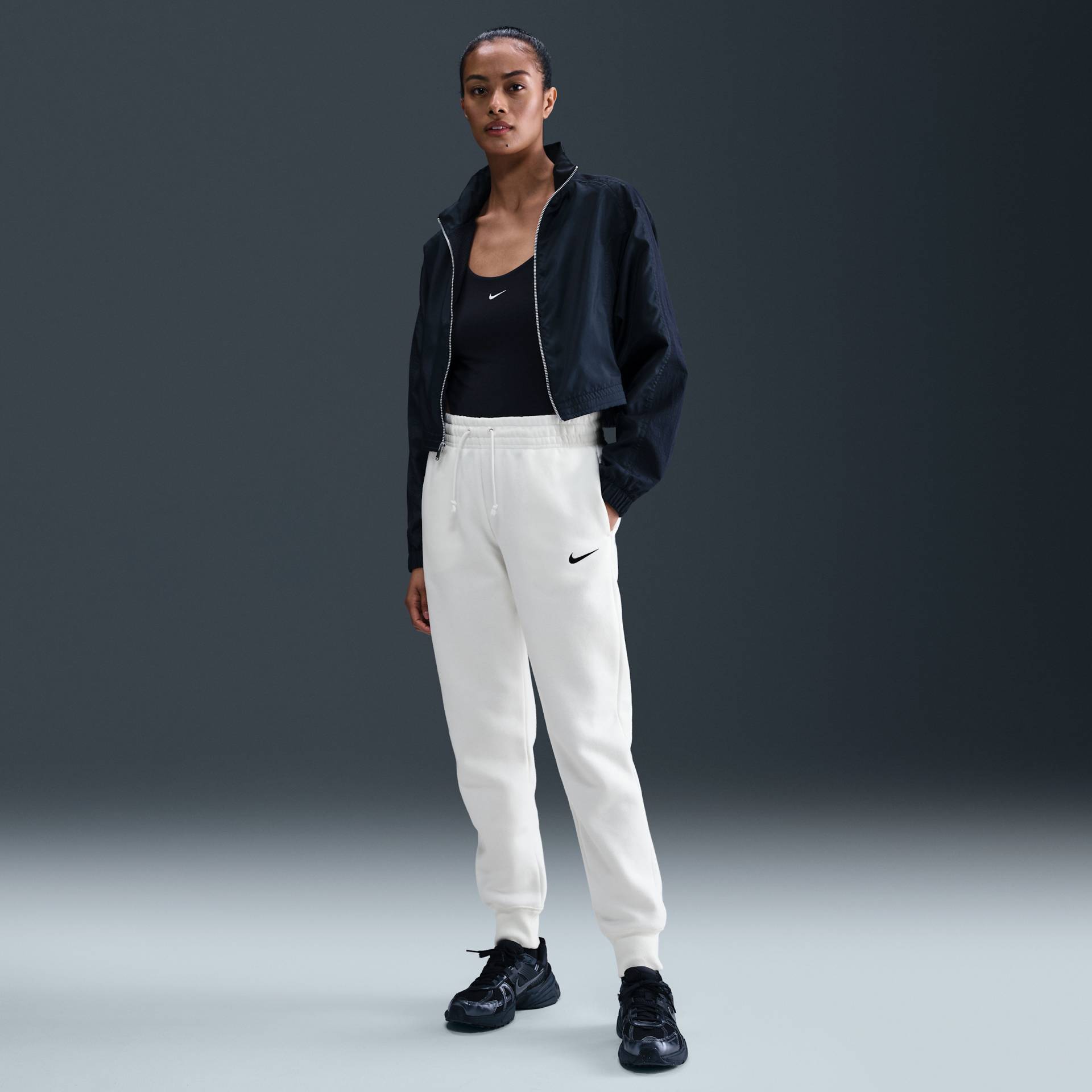 Nike Sportswear Phoenix Fleece Damen-Trainingshose mit mittelhohem Bund - Weiß Nike Sportswear Phoenix Fleece Damen-Trainingshose mit mittelhohem Bund - Weiß von Nike
