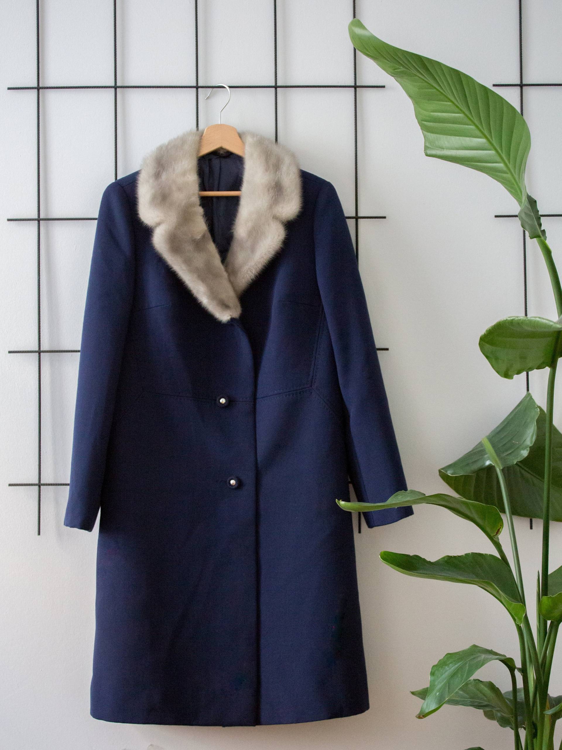 Vintage Wollmantel Mit Echtpelzkragen in Marineblau Für Damen | Größe M - L Langer Wintermantel Aus Wolle Knöpfen Den 1960Er Jahren. Hergestellt von NorasVintageSilkShop