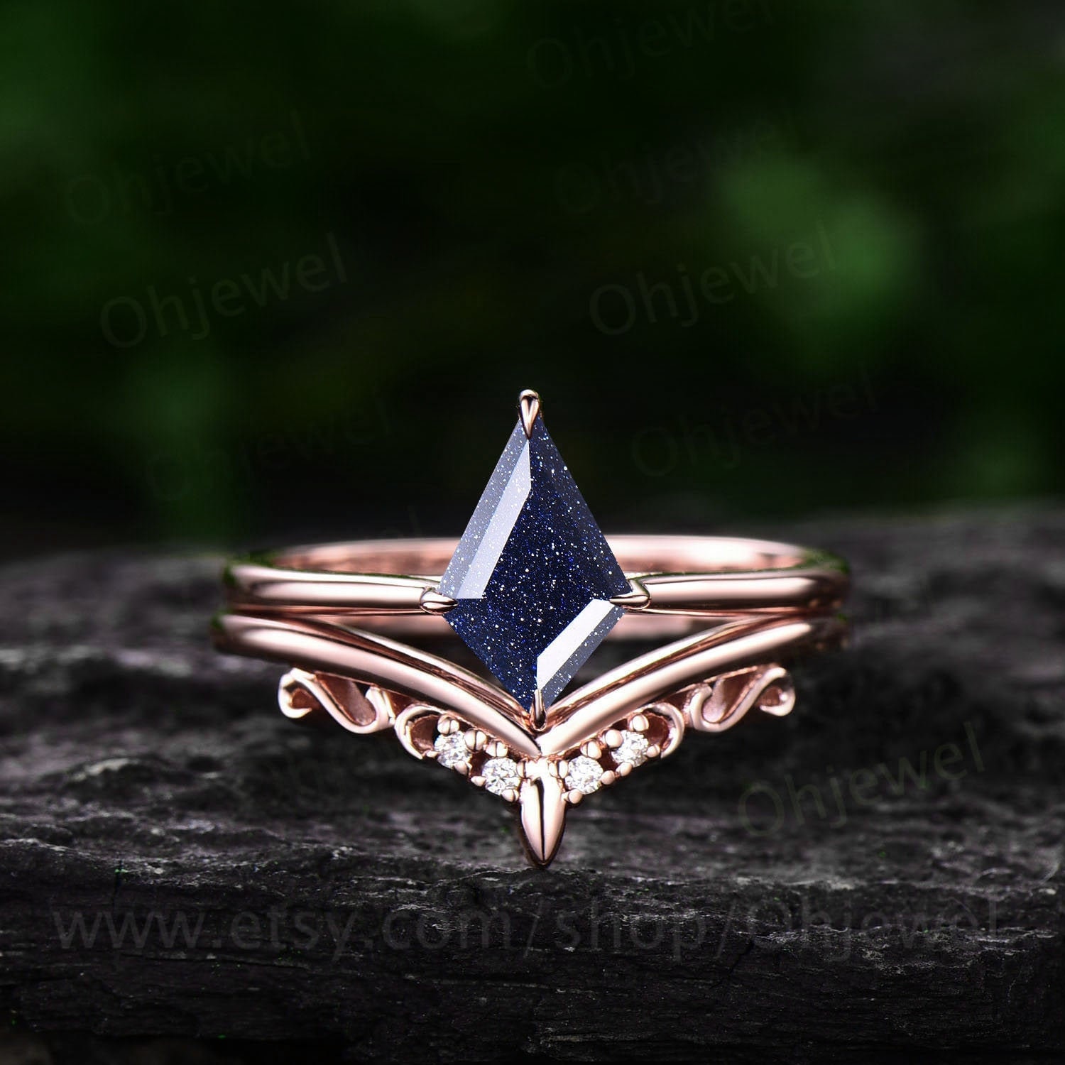 Kite Cut Blauer Sandstein Ring Für Frauen Vintage Unikat Solitär Verlobungsring Set 14K Roségold Moissanit Ehering von Ohjewel