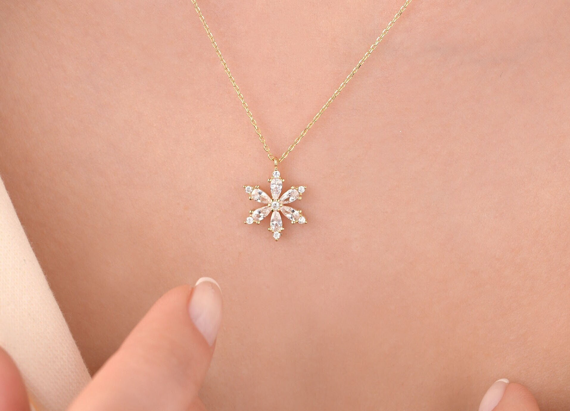 14 K Solid Gold Blume Halskette Für Frauen, Zarte Halskette, Floral Anhänger Zierlich, Mit Stein, Geschenk Sie, Schneeflocke, Schnee von OnsevaFineJewelry