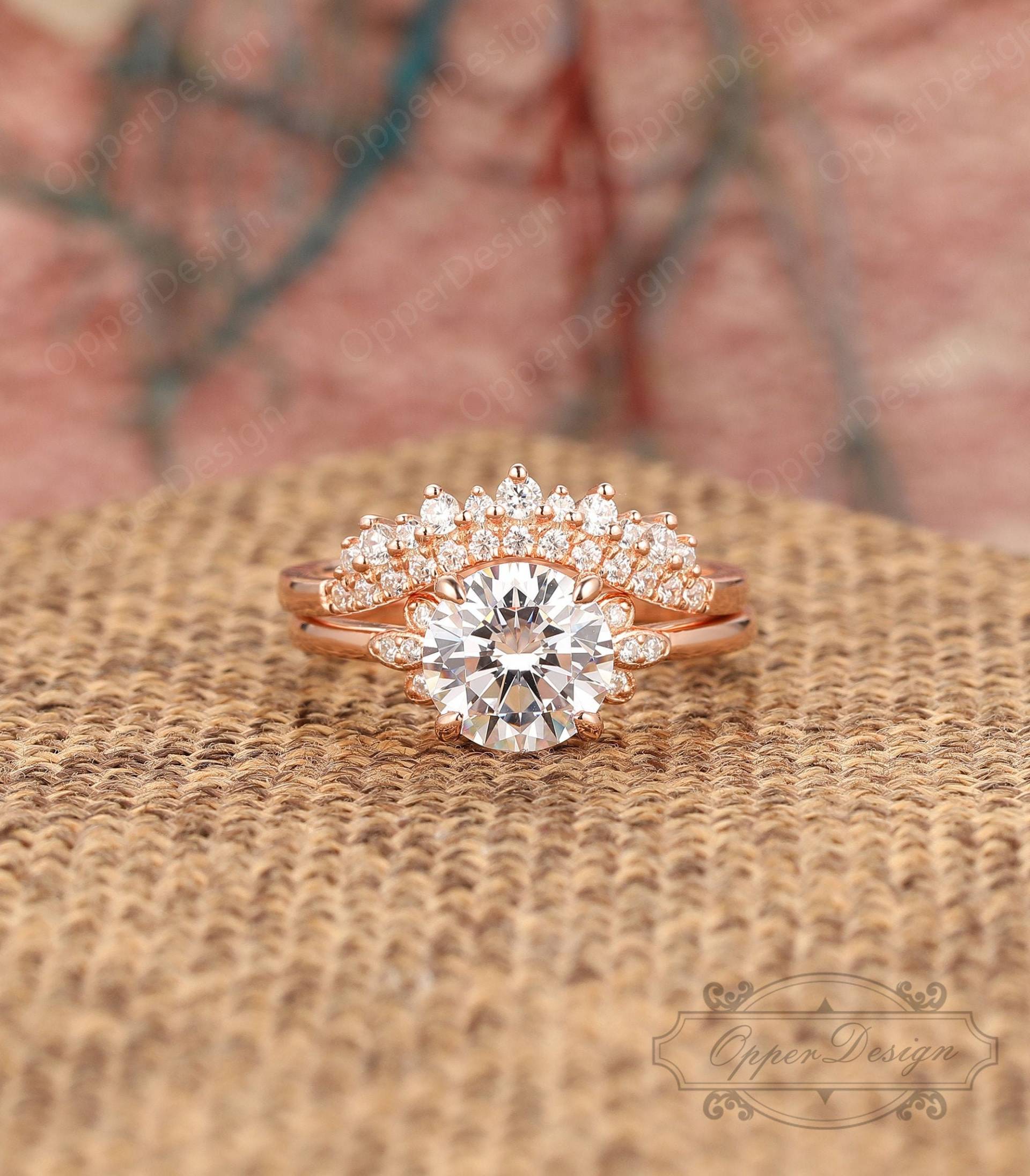 Handgemachter Simulierter Diamant Ring, 2 Stück Ringe, Rundschnitt 8mm Moissanite Verlobungsring, Stapelbarer Personalisierter Frauenring, Braut Set von OpperDesign