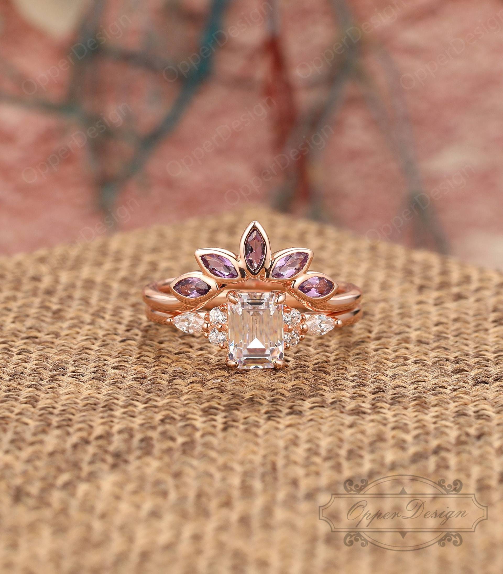 Natürlicher Amethyst Ehering, Unikat Ring Set, 14K Rose Gold Braut Smaragdschliff 5x7mm Moissanite Handgemachter Jubiläumsring von OpperDesign