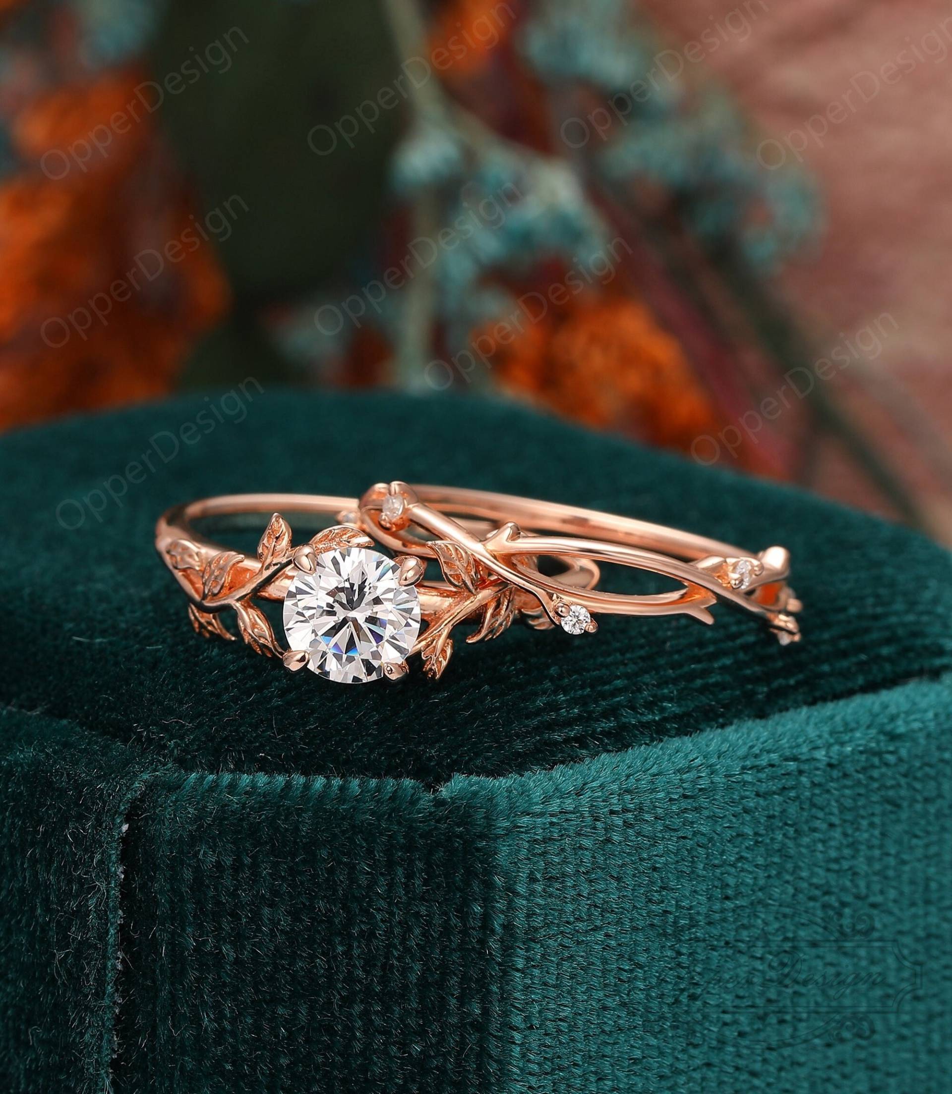 Runde Moissanite Blatt Form Verlobungsring, 14K Rose Gold Design Passenden Ring, Vintage Stapelring Set, Art Deco Jahrestag Ring Set von OpperDesign