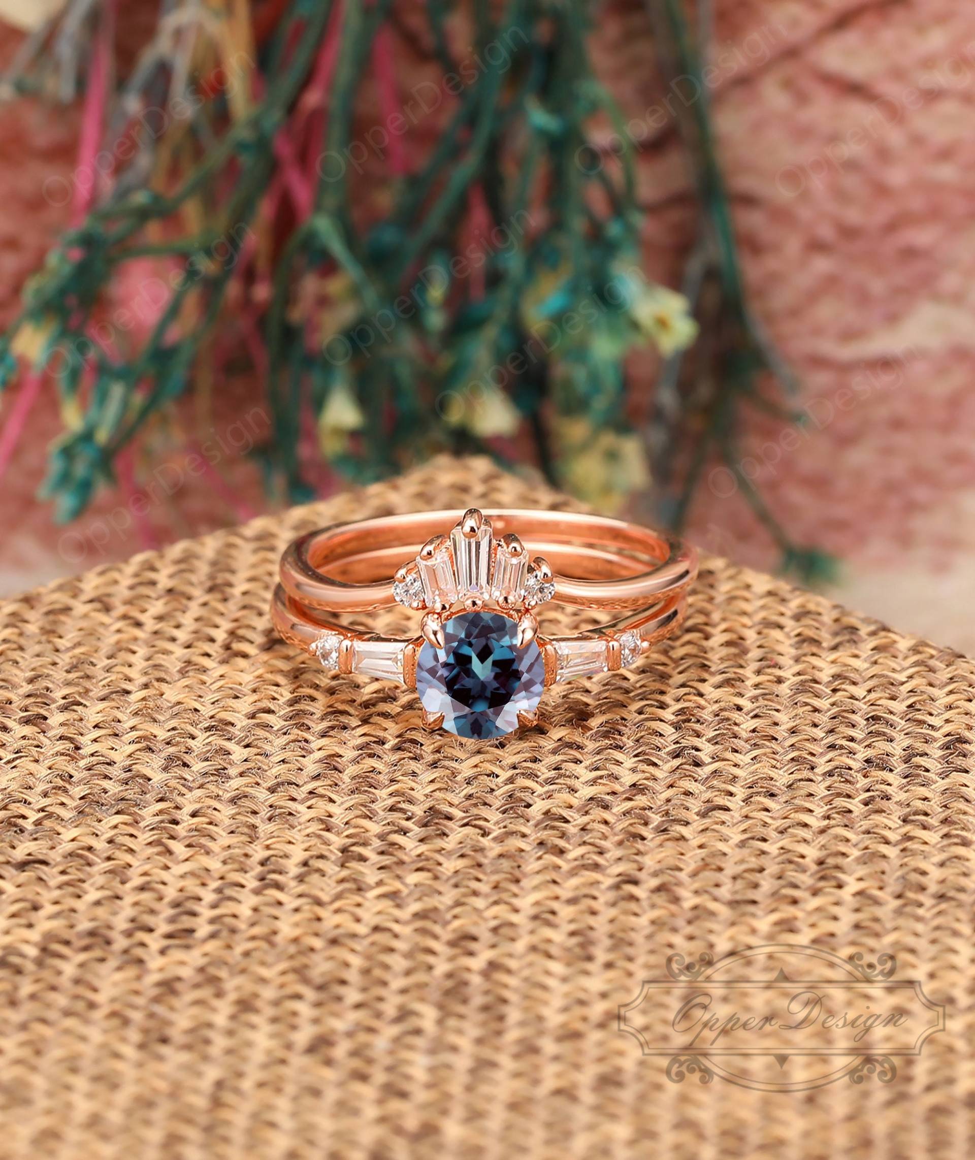 Vintage Runder Alexandrit Verlobungsring Set, Rose Gold Moissanite Ring Art Deco Ehering Stapel Passender von OpperDesign