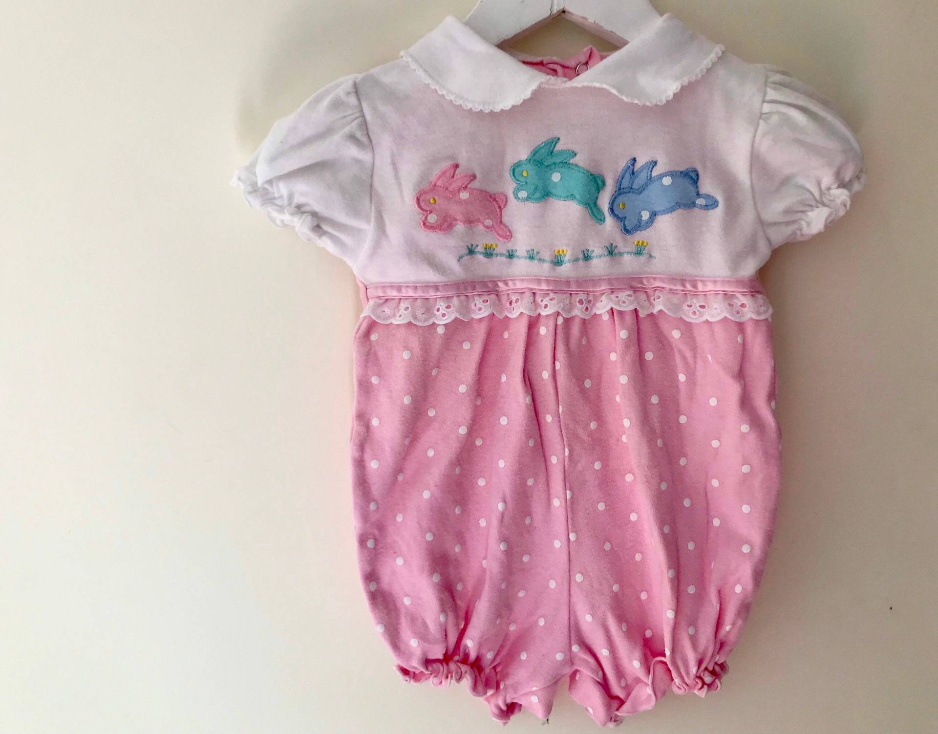 Vintage Baby Mädchen Strampler Ostern Gestickt Hase Hasen Sommer 3-6 Monate Polka Dot Rosa Weiß Spielanzug 1990Er Jahre Kragen Broderie Anglaise von OrangesandLemonsJnr