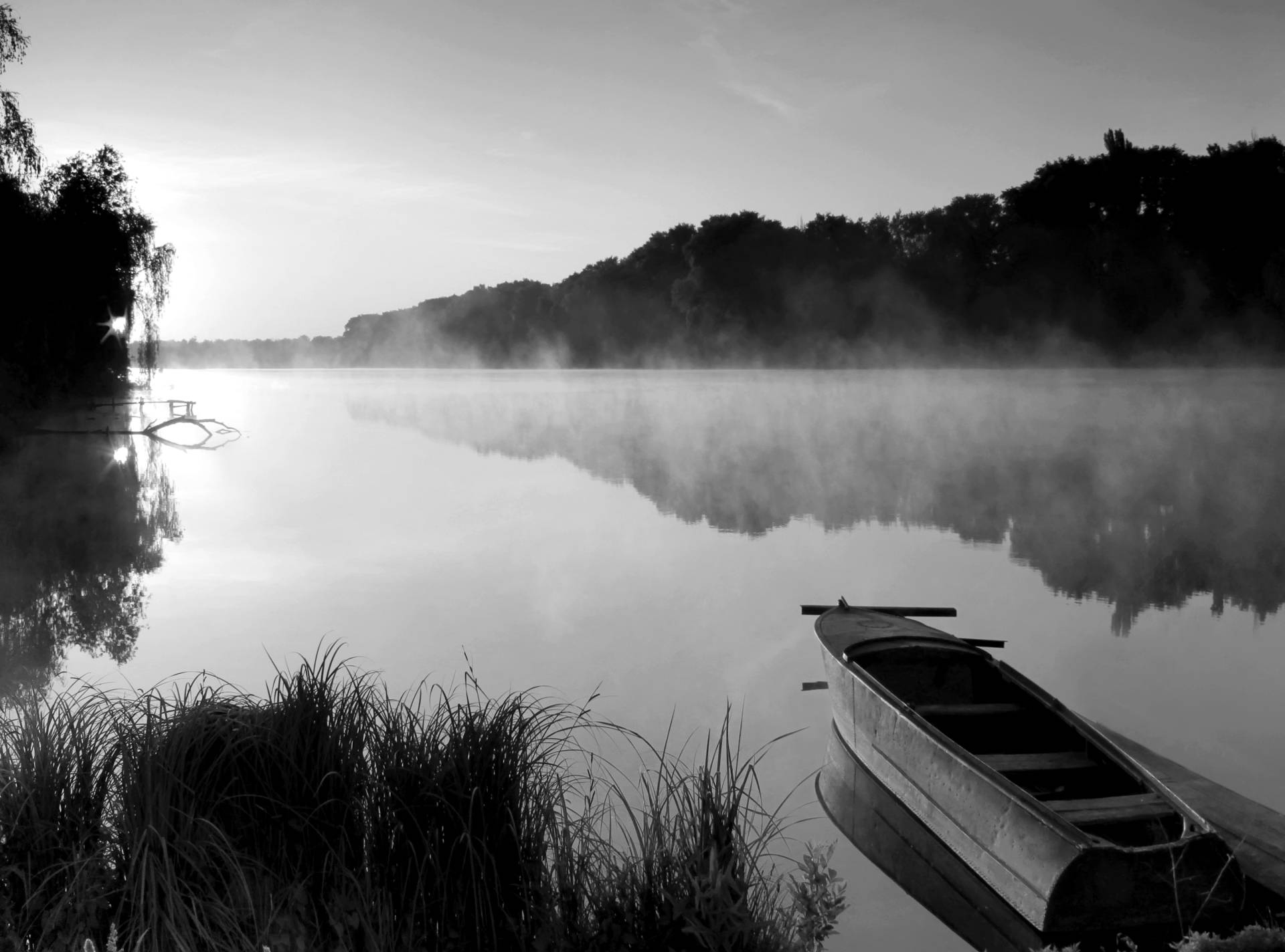 Papermoon Fototapete "See mit Boot Schwarz & Weiß" von Papermoon