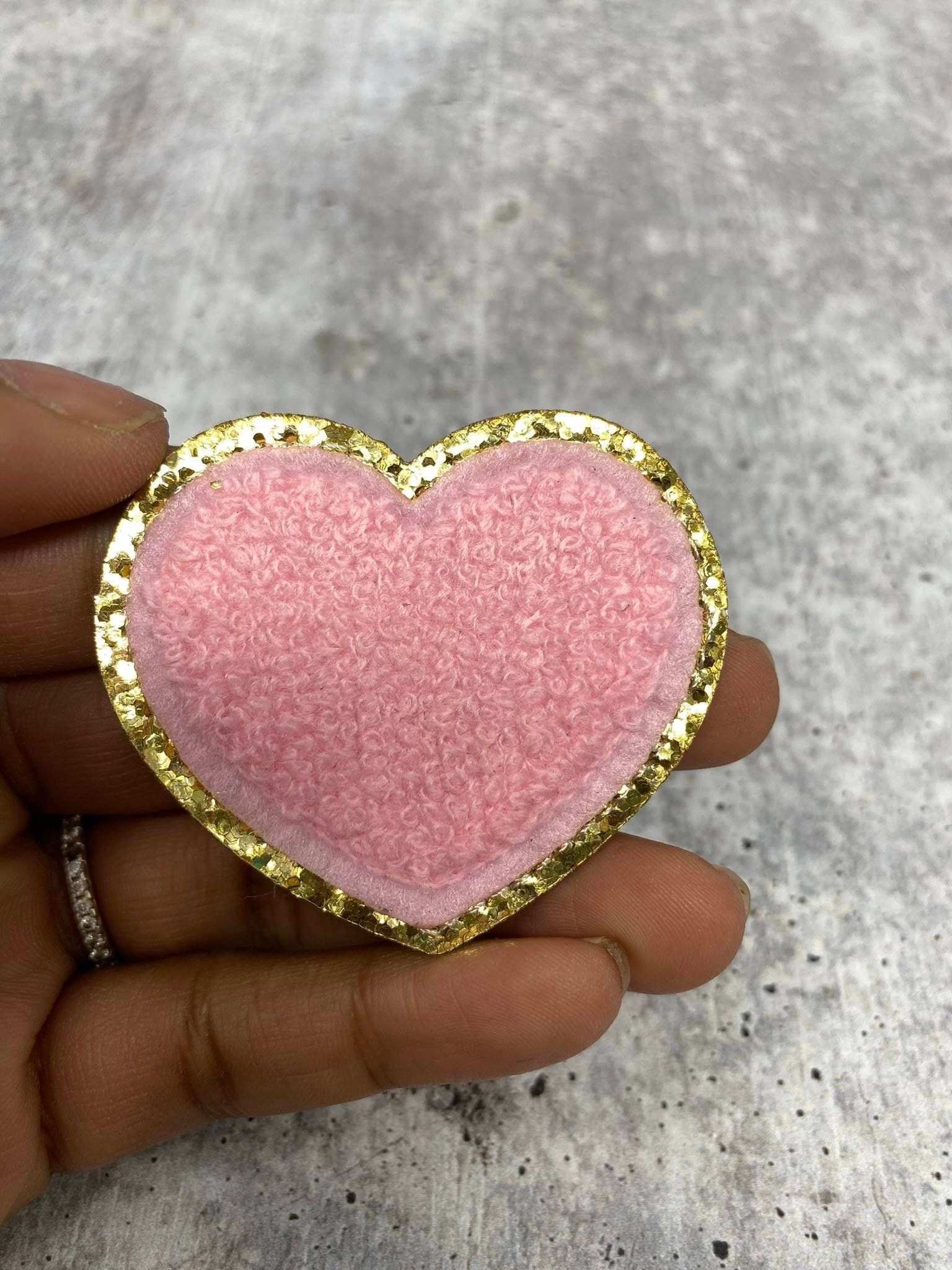 "Neu Rosa, 1 Stück, Chenille "Heart" Patch Mit Gold Glitzer, Größe 6, 5", Love Badge, Herz Bügelbeschichtung, Fuzzy Applikation, Diy." von PatchPartyClub